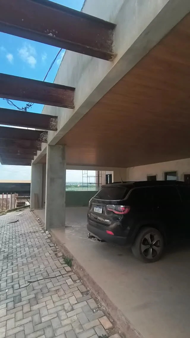 Cobertura com acabamento amadeirado e aberturas para luz natural