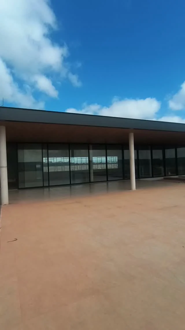 Fachada com esquadrias de vidro e cobertura executada pela Amazonbel