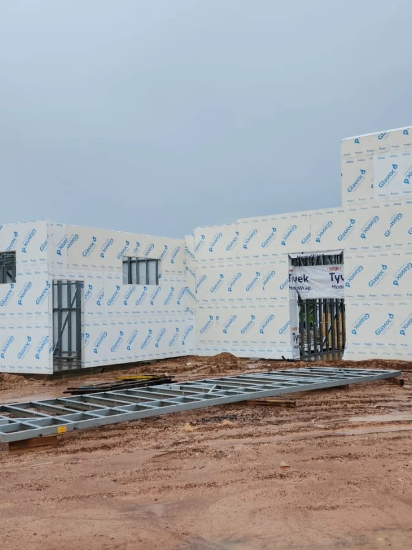 Obra em Steel Frame com perfis de aço e placas de fechamento